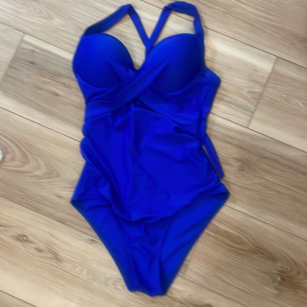 One piece women’s swimsuit size M